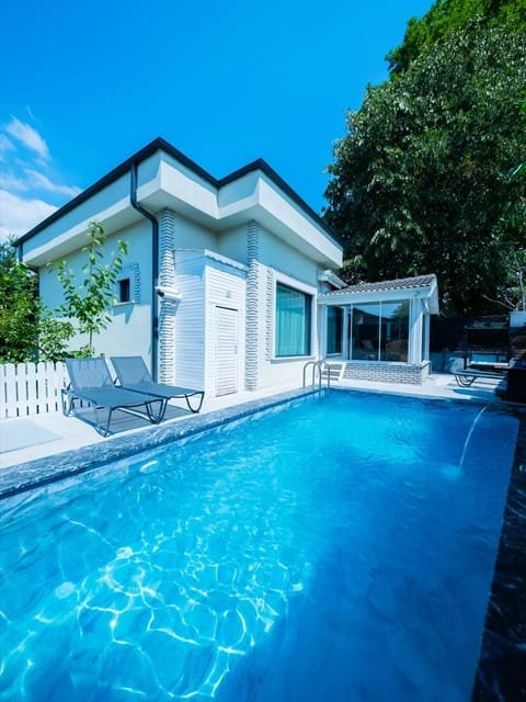 V137 Sıcak Havuzlu Villa bungalov görünümü